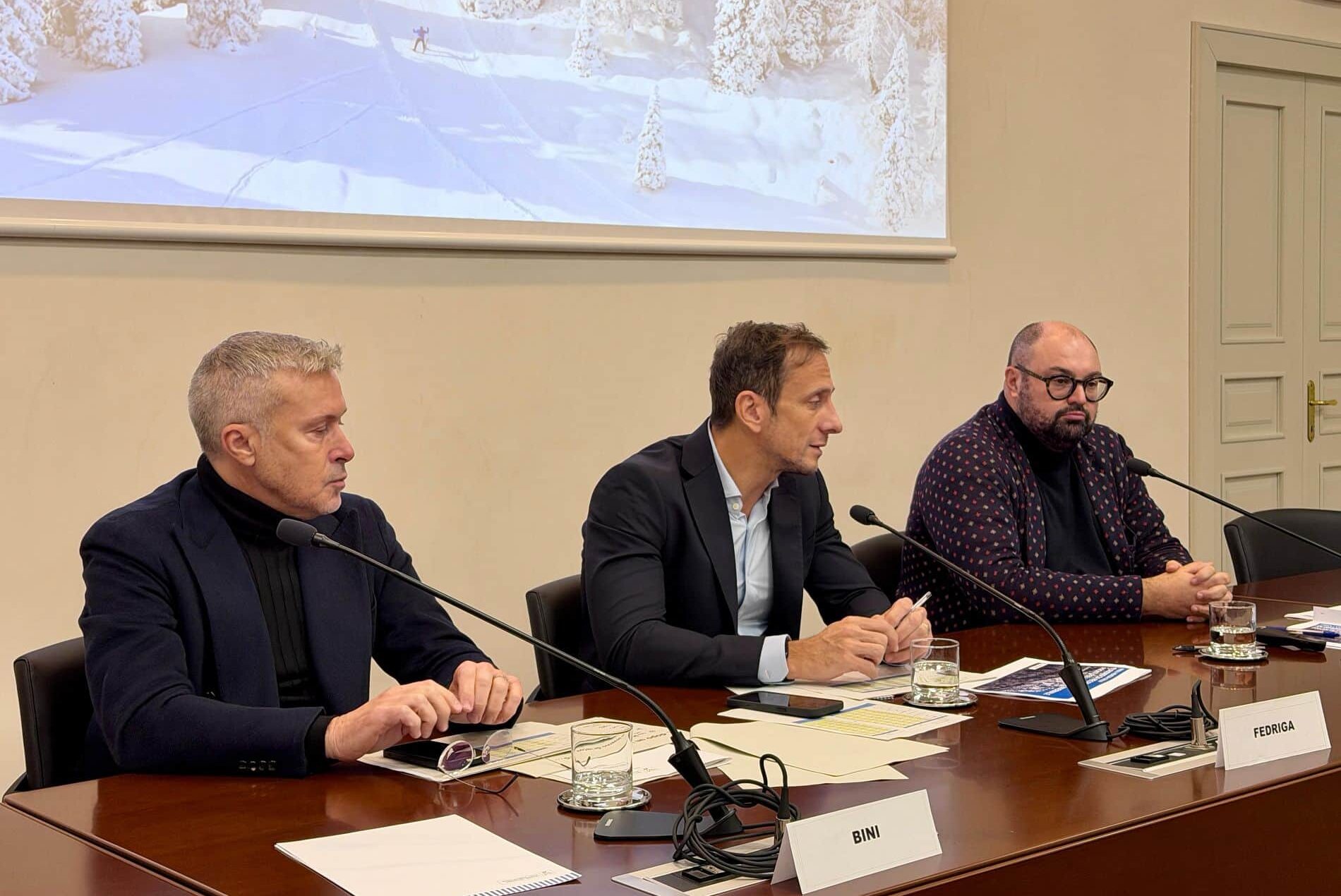 Il governatore Massimiliano Fedriga tra l'assessore regionale Sergio Emidio Bini e il direttore di PromoTurismoFVG Iacopo Mestroni