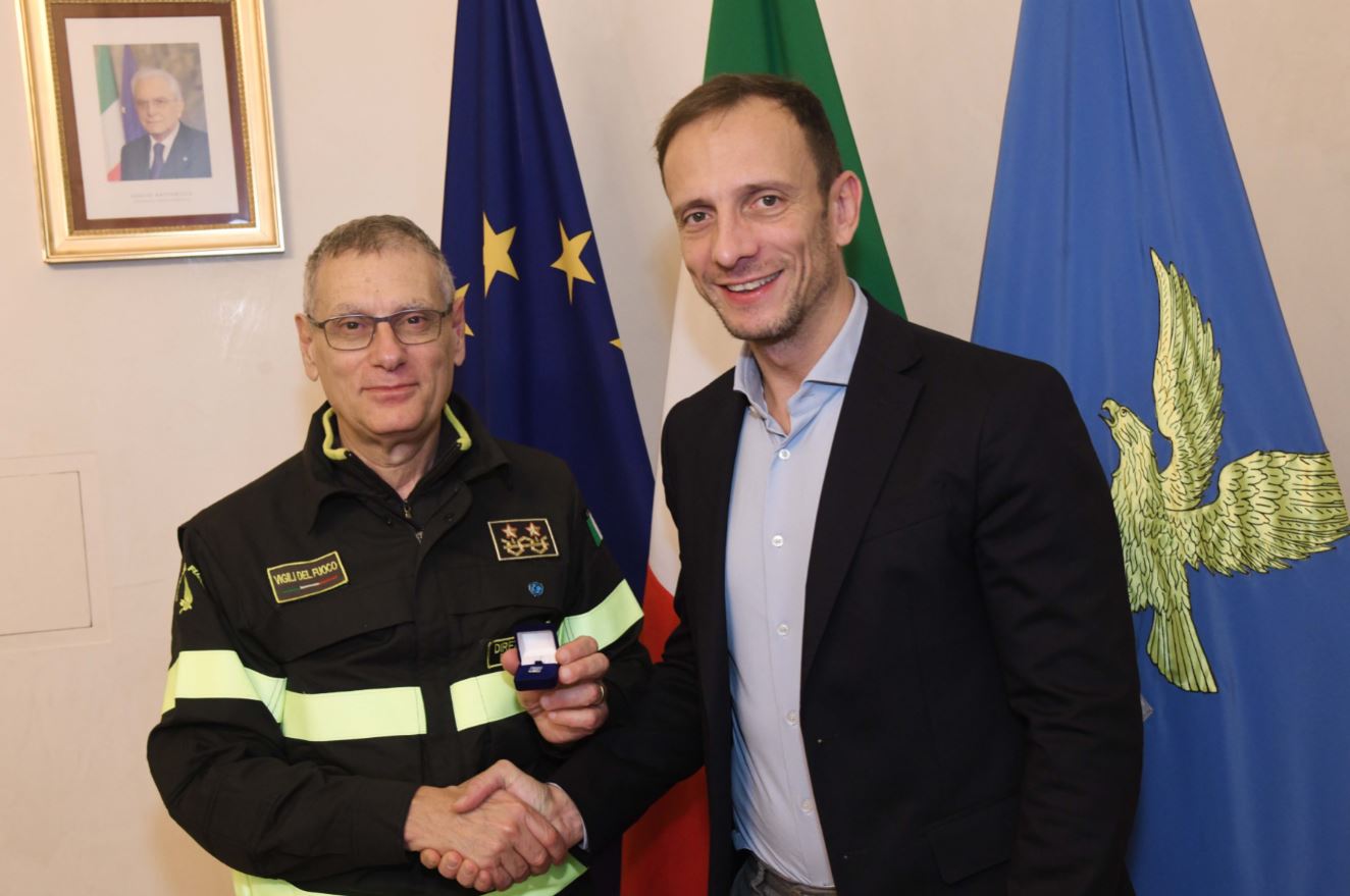 Il governatore del Friuli Venezia Giulia Massimiliano Fedriga insieme al nuovo direttore regionale dei Vigili del fuoco Luigi Giudice