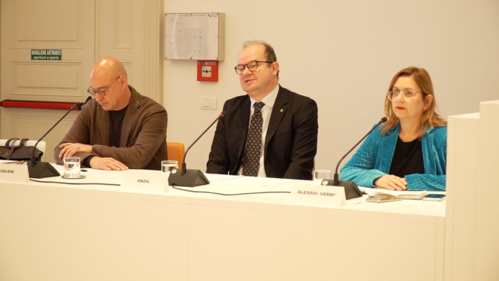 Il vicegovernatore Mario Anzil all'illustrazione dei dati sulla mostra Confini, insieme al curatore della mostra Marco Goldin e la direttrice di Erpac Lydia Alessio- Vernì