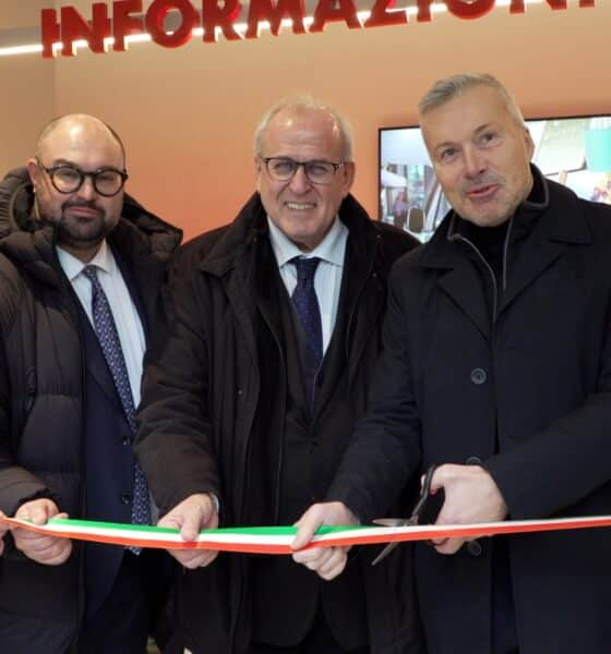 Il taglio del nastro all'inaugurazione dell'infopoint di Gorizia