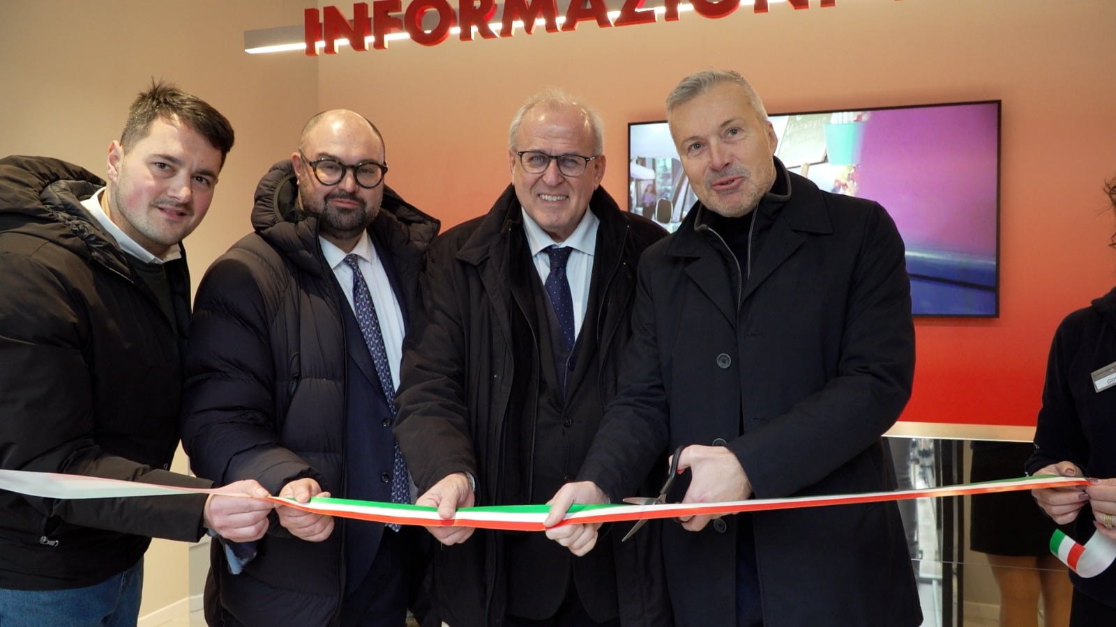 Il taglio del nastro all'inaugurazione dell'infopoint di Gorizia