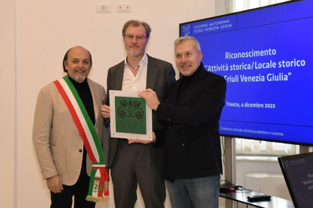 L'assessore Bini con il sindaco di Monfalcone Luca Fasan mentre conferiscono la targa al rappresentante della gioielleria Cernigoi