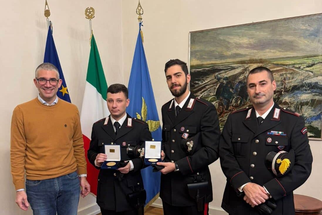 L’assessore alla Sicurezza Pierpaolo Roberti con i carabinieri Antonio Re e Michael Grisanti e il maresciallo maggiore Denis Burolo