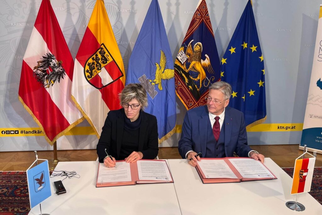 L'assessore Barbara Zilli e il presidente del Land Carinzia Peter Kaiser firmano l'accordo