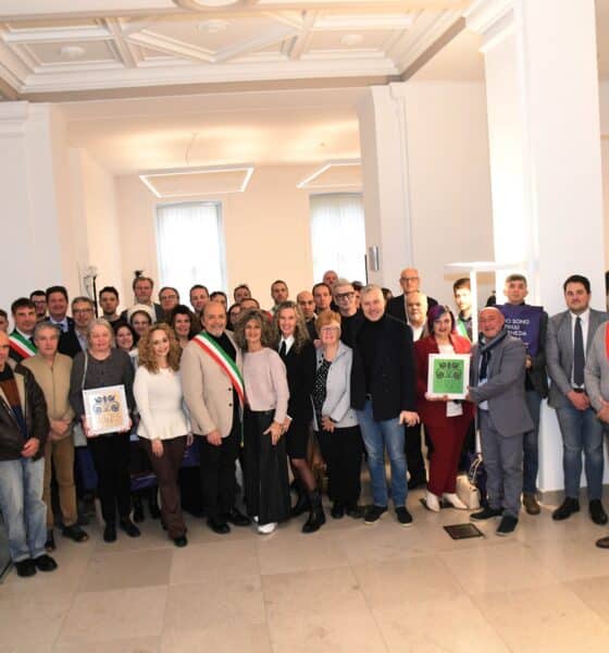 L'assessore Sergio Emidio Bini assieme alla altre autorità e alle imprese premiate