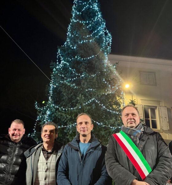 Le autorità davanti all'abete natalizio acceso a Cormons