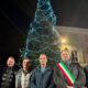 Le autorità davanti all'abete natalizio acceso a Cormons