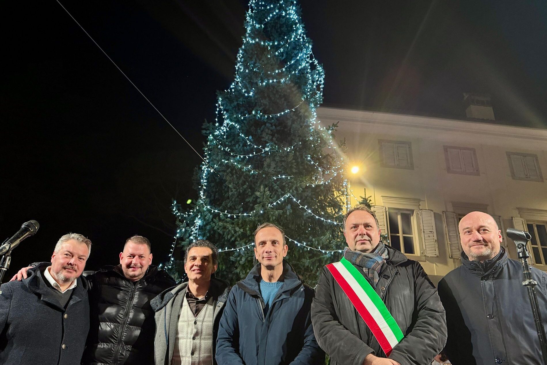 Le autorità davanti all'abete natalizio acceso a Cormons