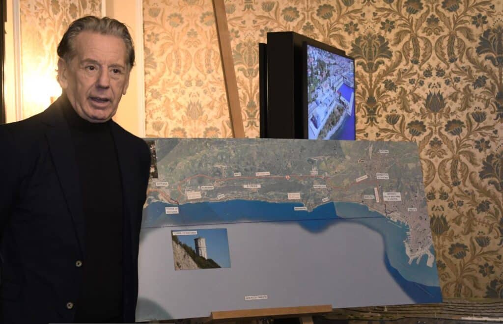 L'assessore regionale Fabio Scoccimarro con il progetto del terzo acquedotto di Trieste