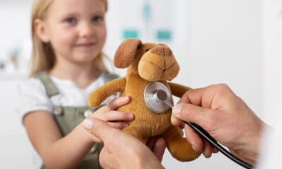 Bambina fa visitare un peluche