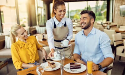 Cameriera che serve al tavolo