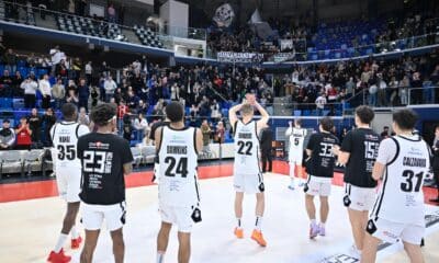 Bianconeri applauditi a fine partita (foto APU)