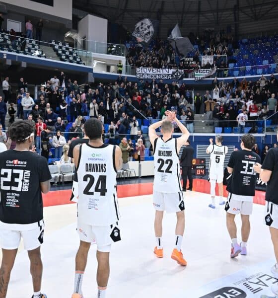 Bianconeri applauditi a fine partita (foto APU)