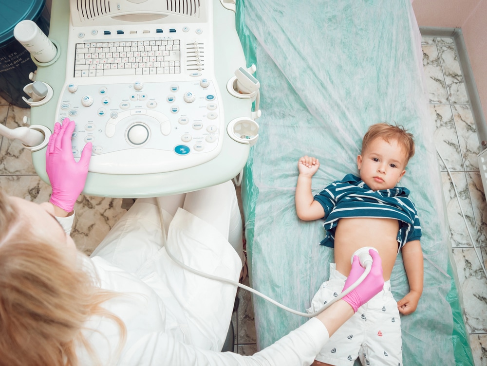 Dottore visita bambina - Burlo Garofalo