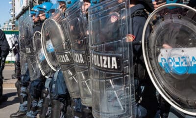 Poliiza in assetto antisommossa - Sgombero porto vecchio