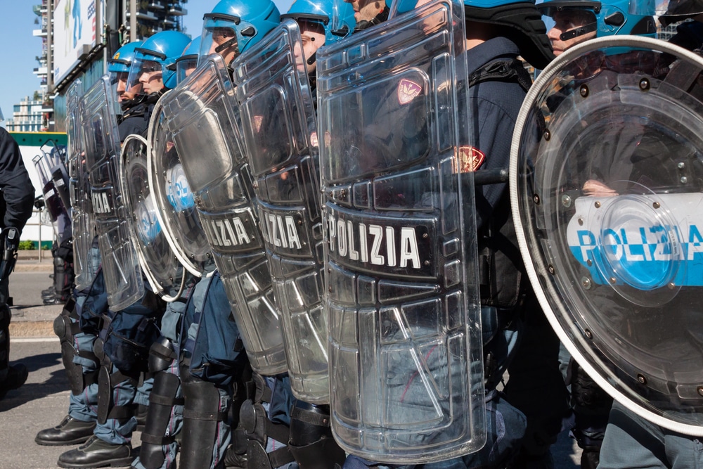 Poliiza in assetto antisommossa - Sgombero porto vecchio