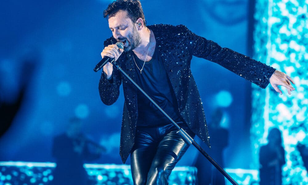 Cesare Cremonini durante un concerto