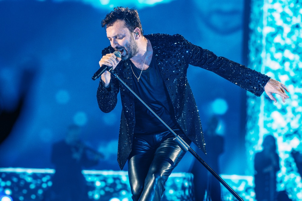 Cesare Cremonini durante un concerto