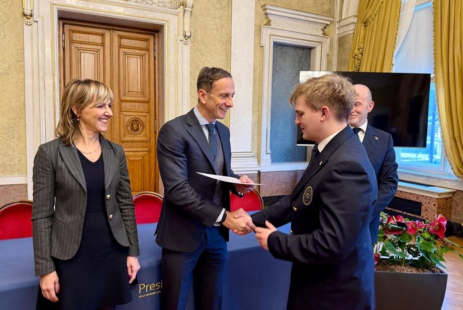 Il governatore Fedriga consegna il riconoscimento della Regione a uno studente del Nobile Aviation College
