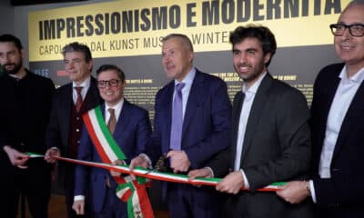 Il taglio del nastro all'inaugurazione della mostra