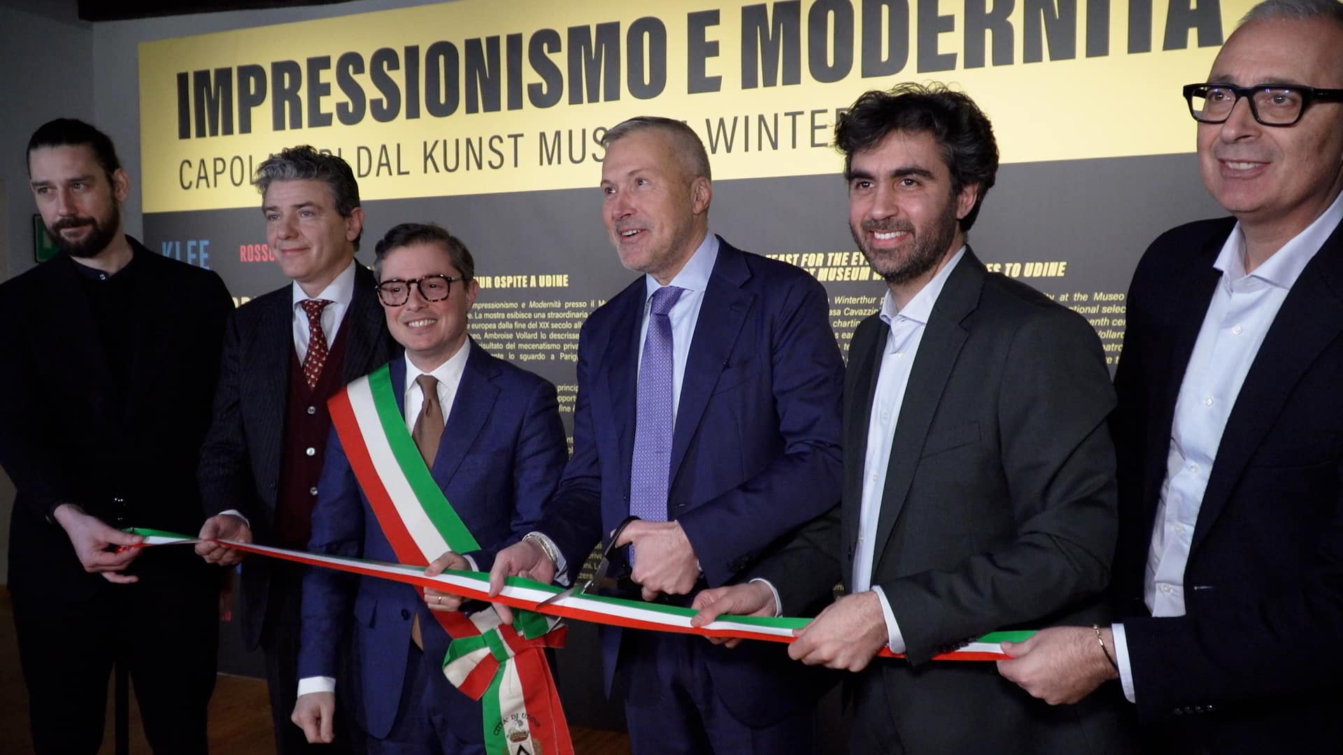 Il taglio del nastro all'inaugurazione della mostra