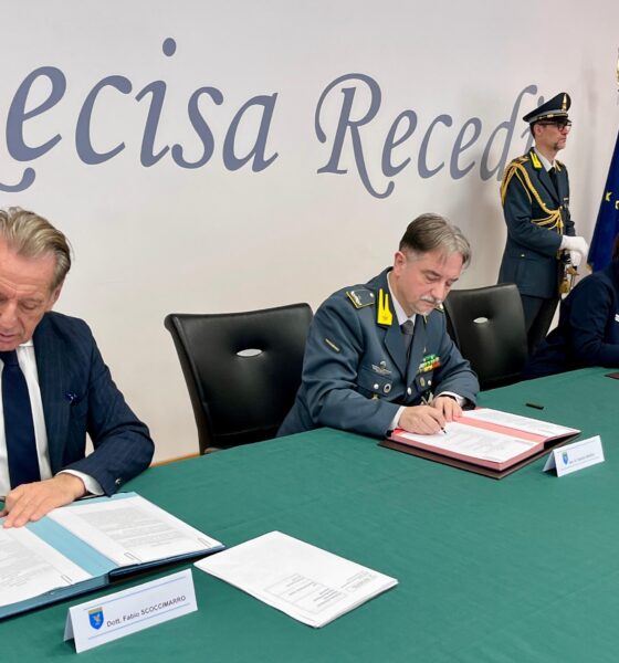 La firma del protocollo tra Regione, Arpa Fvg e Guardia di Finanza da parte dell'assessore Scoccimarro, del generale Nieddu e del direttore Lutman