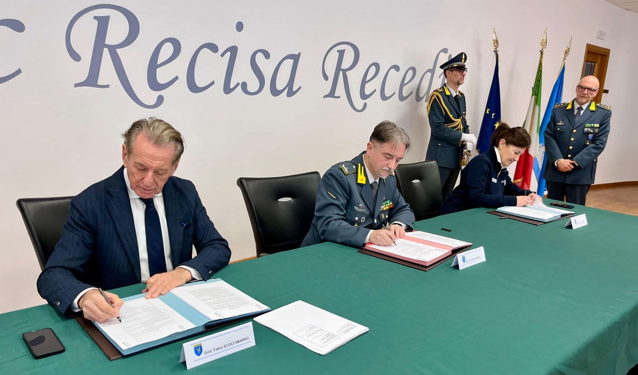 La firma del protocollo tra Regione, Arpa Fvg e Guardia di Finanza da parte dell'assessore Scoccimarro, del generale Nieddu e del direttore Lutman