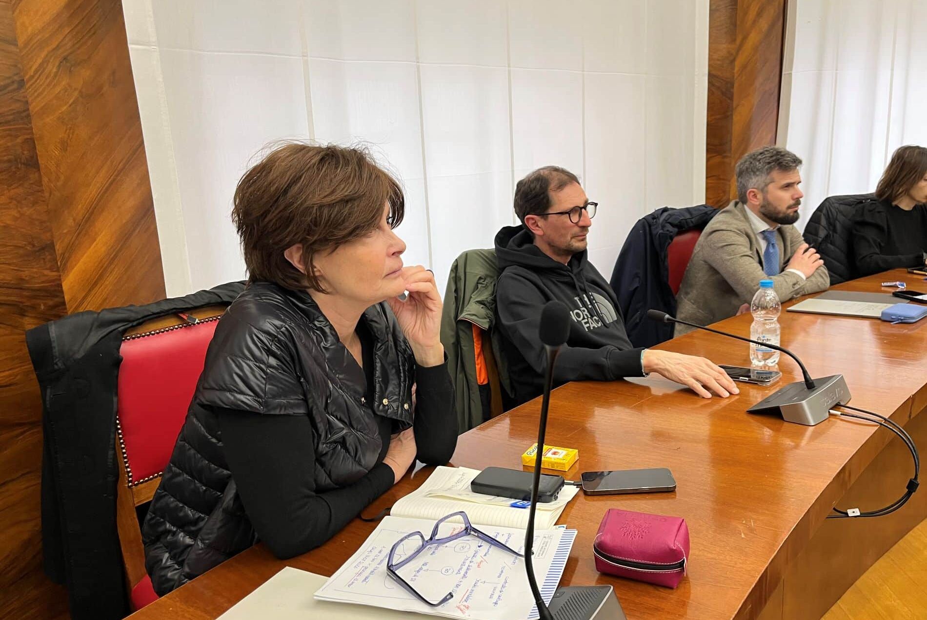 L'assessore Alessia Rosolen mentre partecipa al tavolo Innoway