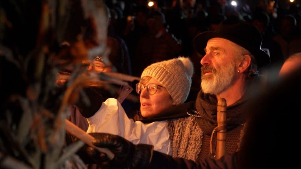 L'assessore regionale Barbara Zilli osserva la direzione del fuoco del Pignarul grant di Coia assieme al Vecchio Venerando