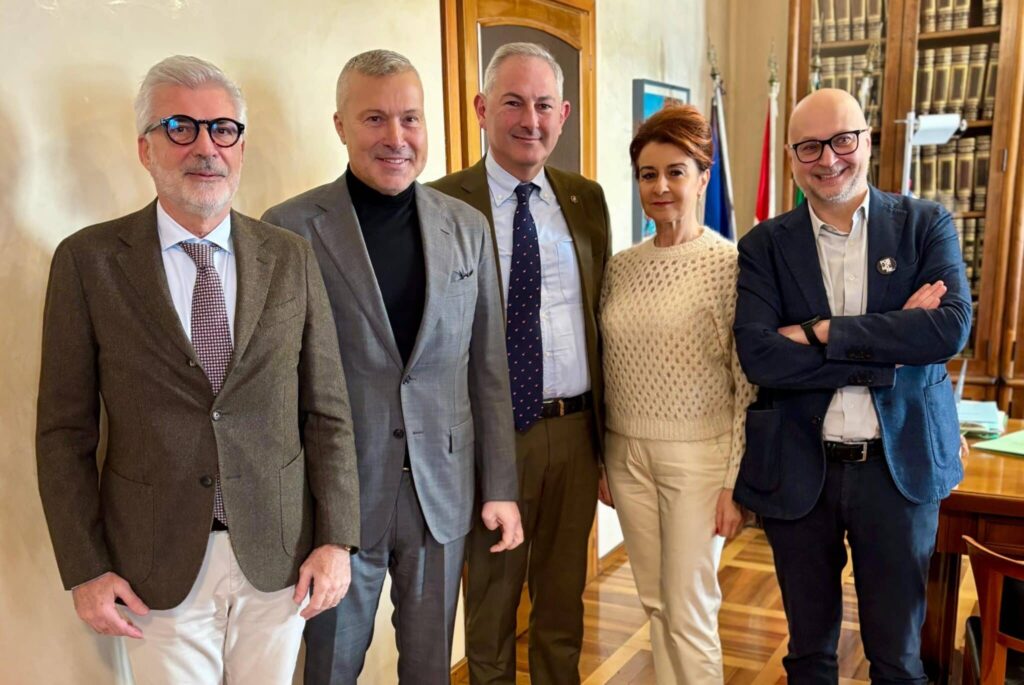 L'assessore regionale Bini con il sindaco Alessandro Basso, il vicesindaco Mara Piccin, e gli assessori Alberto Parigi ed Emilio Badanai Scalzotto