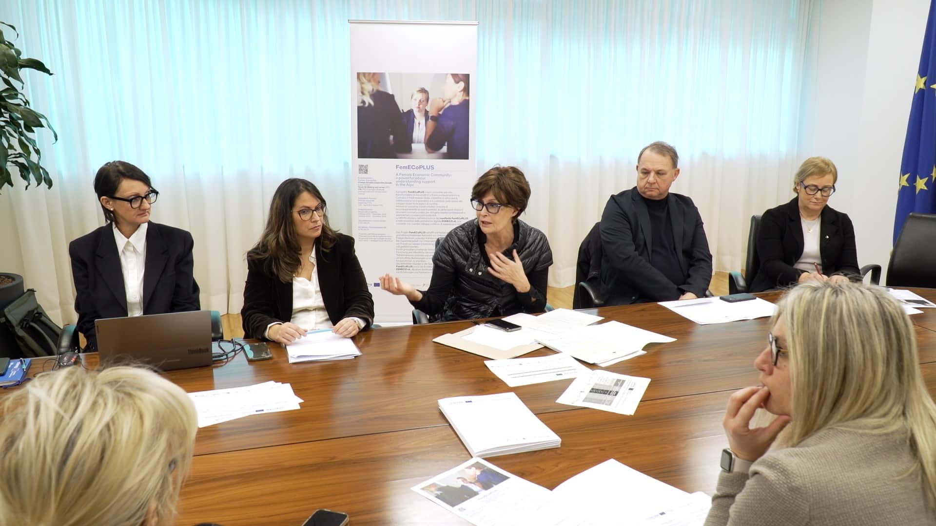 L'assessore regionale al Lavoro, istruzione, formazione e famiglia Alessia Rosolen, al centro, durante la presentazione del progetto europeo FemEcoPlus