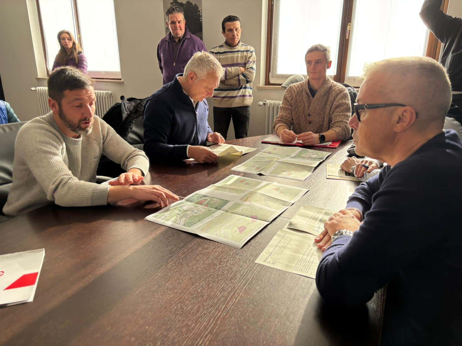 L’assessore regionale alle Attività produttive e turismo Sergio Emidio Bini in municipio con il Sindaco di Forni di Sotto Claudio Coradazzi e i vertici del Cosilt