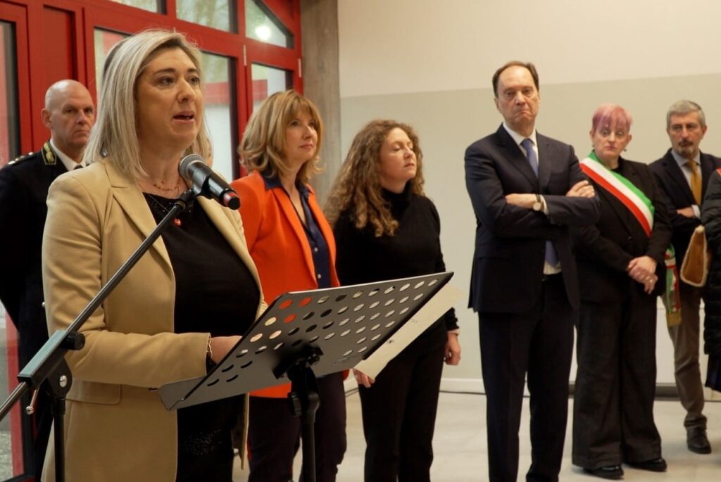L'intervento dell'assesore Cristina Amirante durante la cerimonia di inaugurazione della scuola Manzoni a Maniago