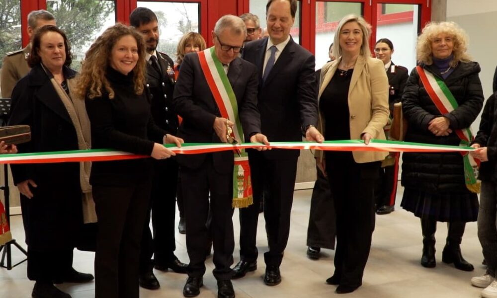 Taglio del nastro alla nuova scuola Manzoni di Maniago