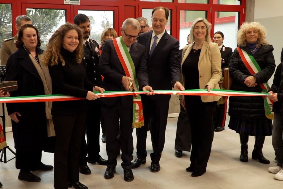 Taglio del nastro alla nuova scuola Manzoni di Maniago