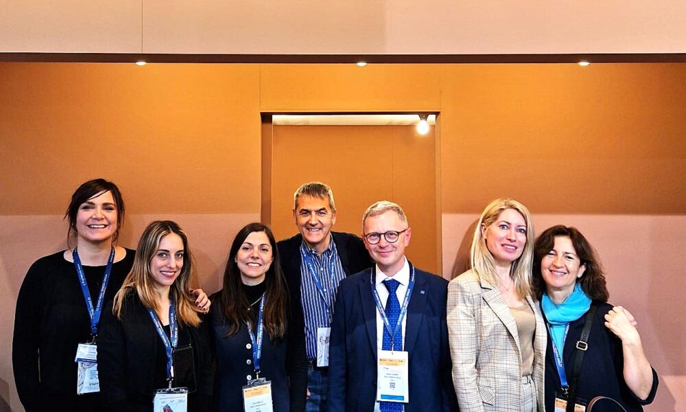 Al centro l'assessore Zannier (terzo da destra) assieme agli operatori e ai rappresentanti FVG allo stand