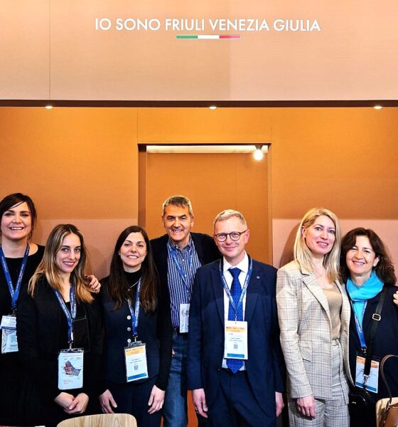 Al centro l'assessore Zannier (terzo da destra) assieme agli operatori e ai rappresentanti FVG allo stand