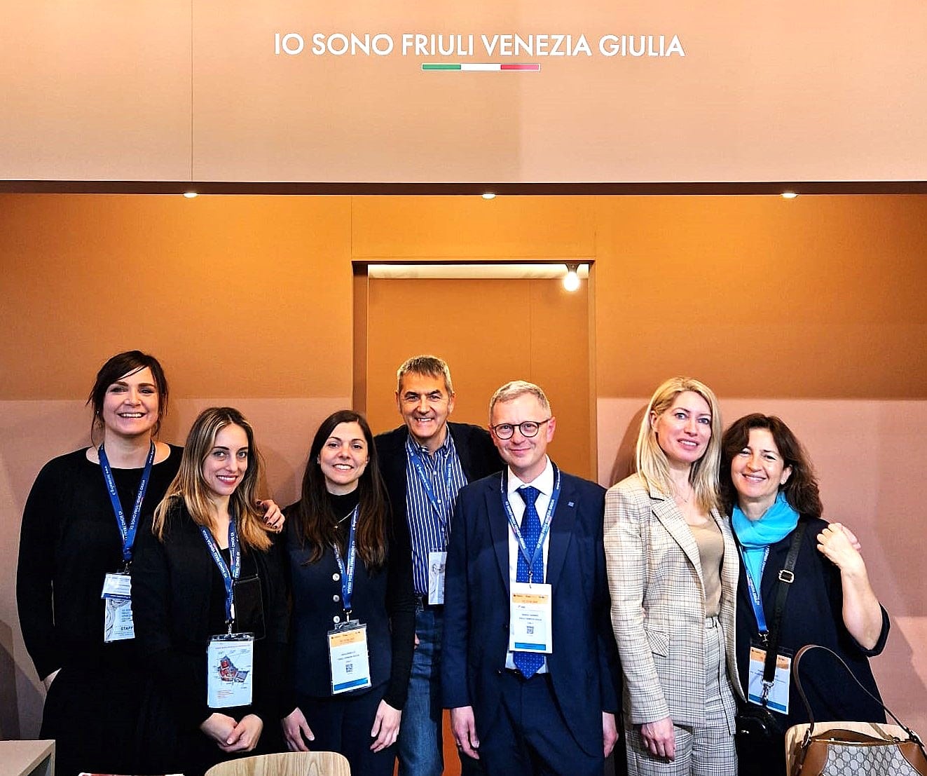 Al centro l'assessore Zannier (terzo da destra) assieme agli operatori e ai rappresentanti FVG allo stand