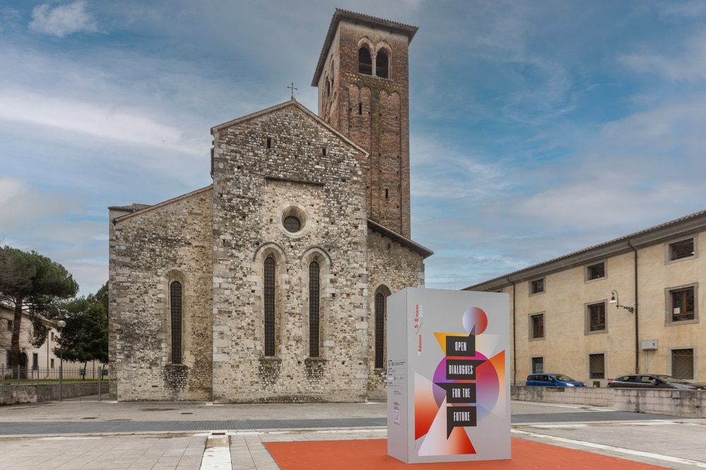 L'installazione di Open Dialogues for the Future davanti alla chiesa di San Francesco