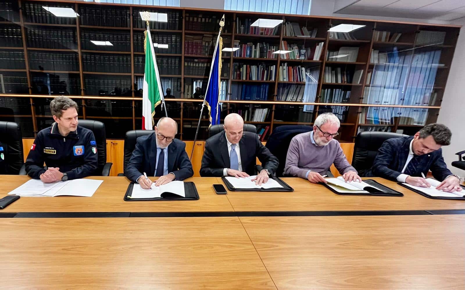 La sottoscrizione del procollo sperimentale avvenuto oggi in Prefettura a Pordenone ala presenza del'assessore regionale alla Protezione civile Riccardo Riccardi