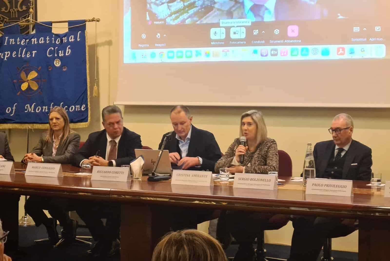 L'assessore Amirante durante il suo intervento a Monfalcone