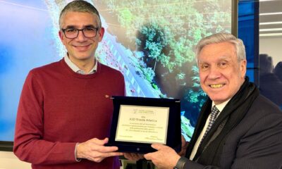 L'assessore Roberti mentre consegna la targa al presidente Tria