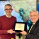 L'assessore Roberti mentre consegna la targa al presidente Tria