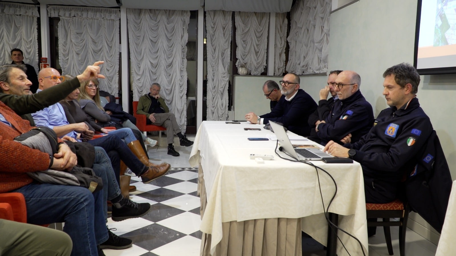 L'assessore regionale alla Protezione civile Riccardo Riccardi all'incontro pubblico con i cittadini di Brazzano di Cormons