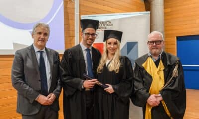 A sinistra Andrea Delle Vedove Presidente AUSIR e a destra il prof. Andrea Garlatti tra due corsisti diplomati