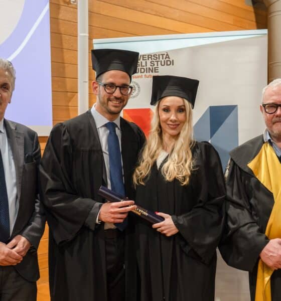 A sinistra Andrea Delle Vedove Presidente AUSIR e a destra il prof. Andrea Garlatti tra due corsisti diplomati