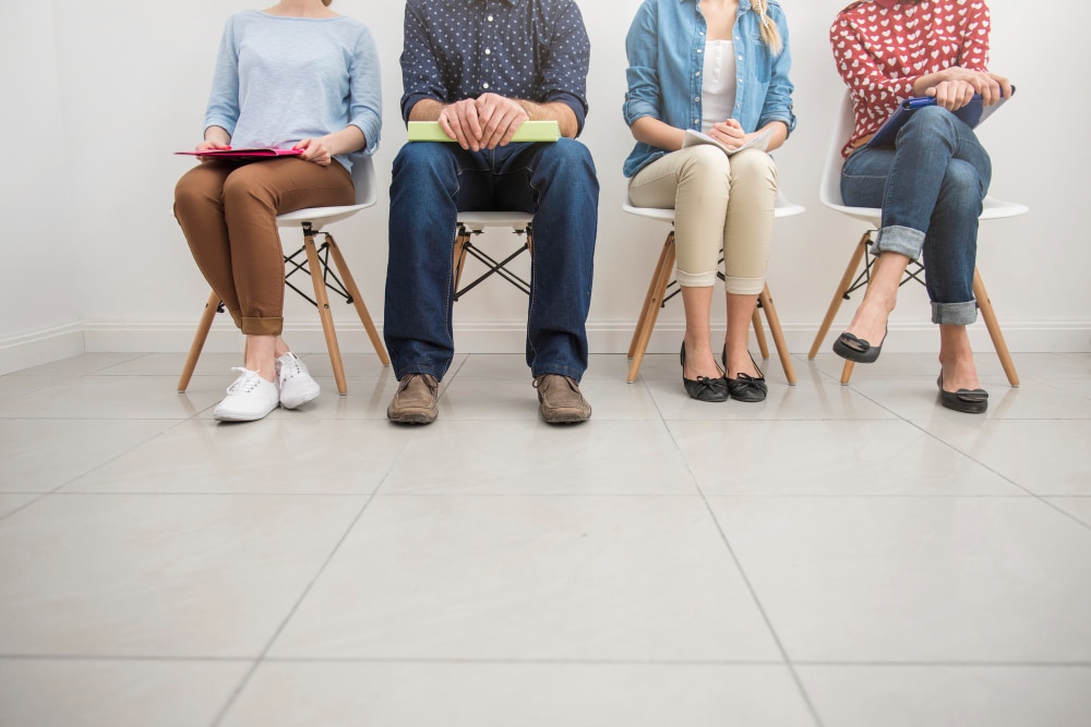 Giovani in attesa del colloquio di lavoro