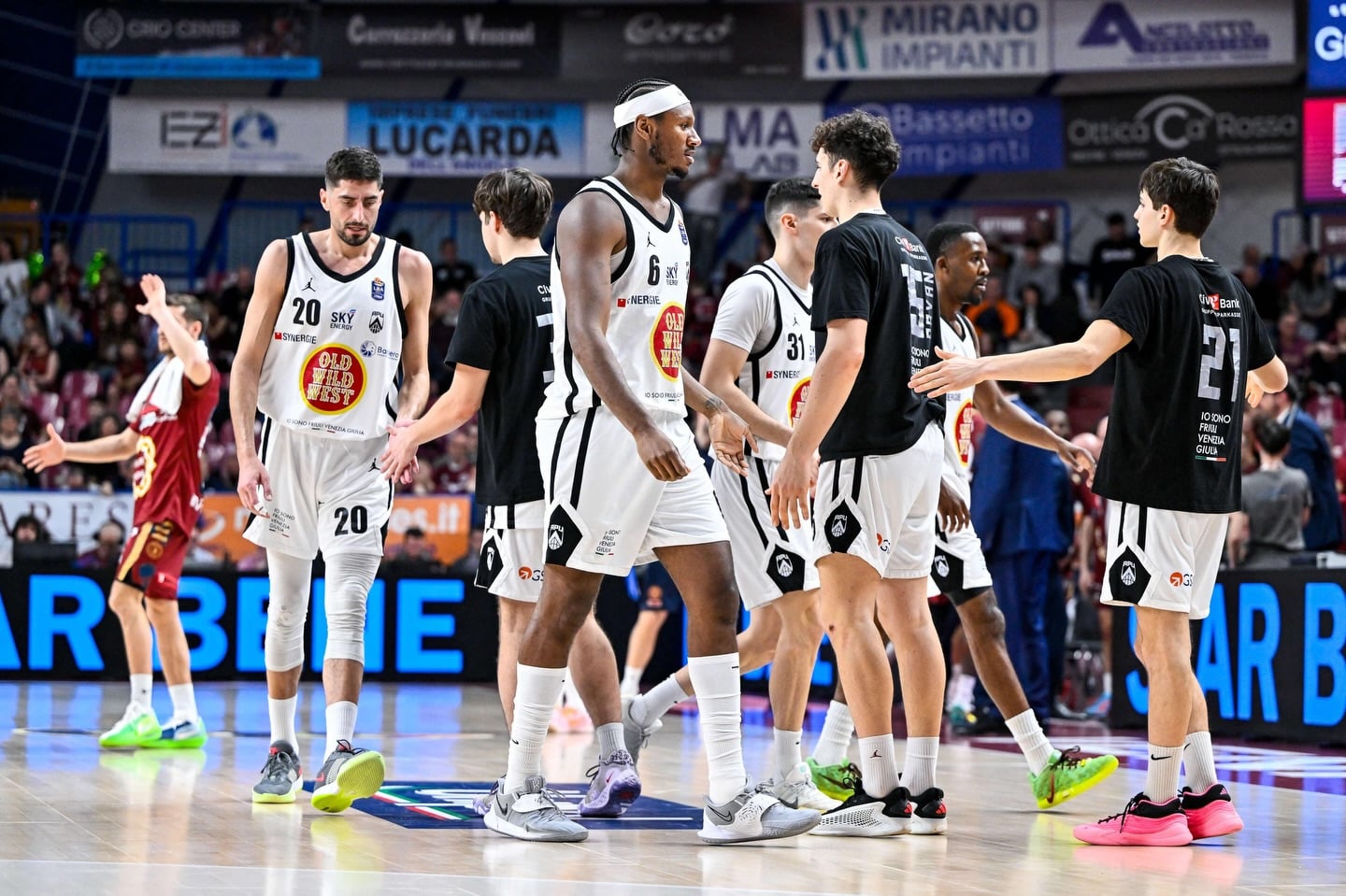 I bianconeri sul parquet del Taliercio (foto APU)