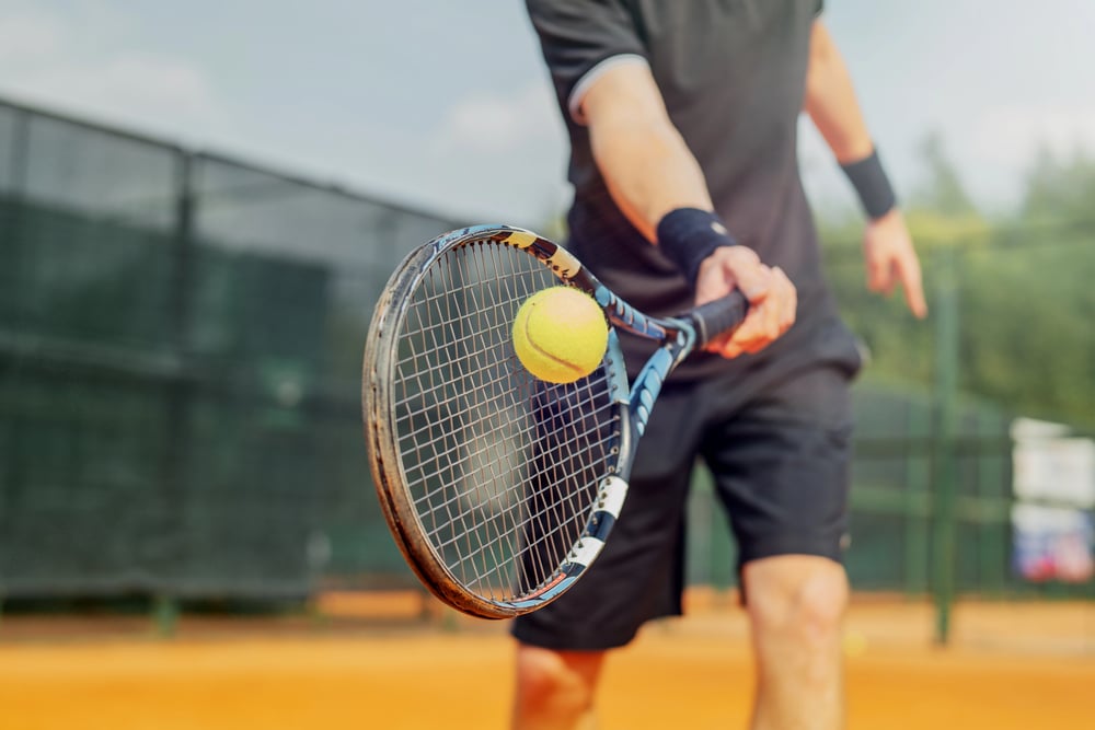 Ragazzo gioca a tennis - impianti sportivi Trieste