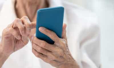 Donna anziana al telefono - phishing